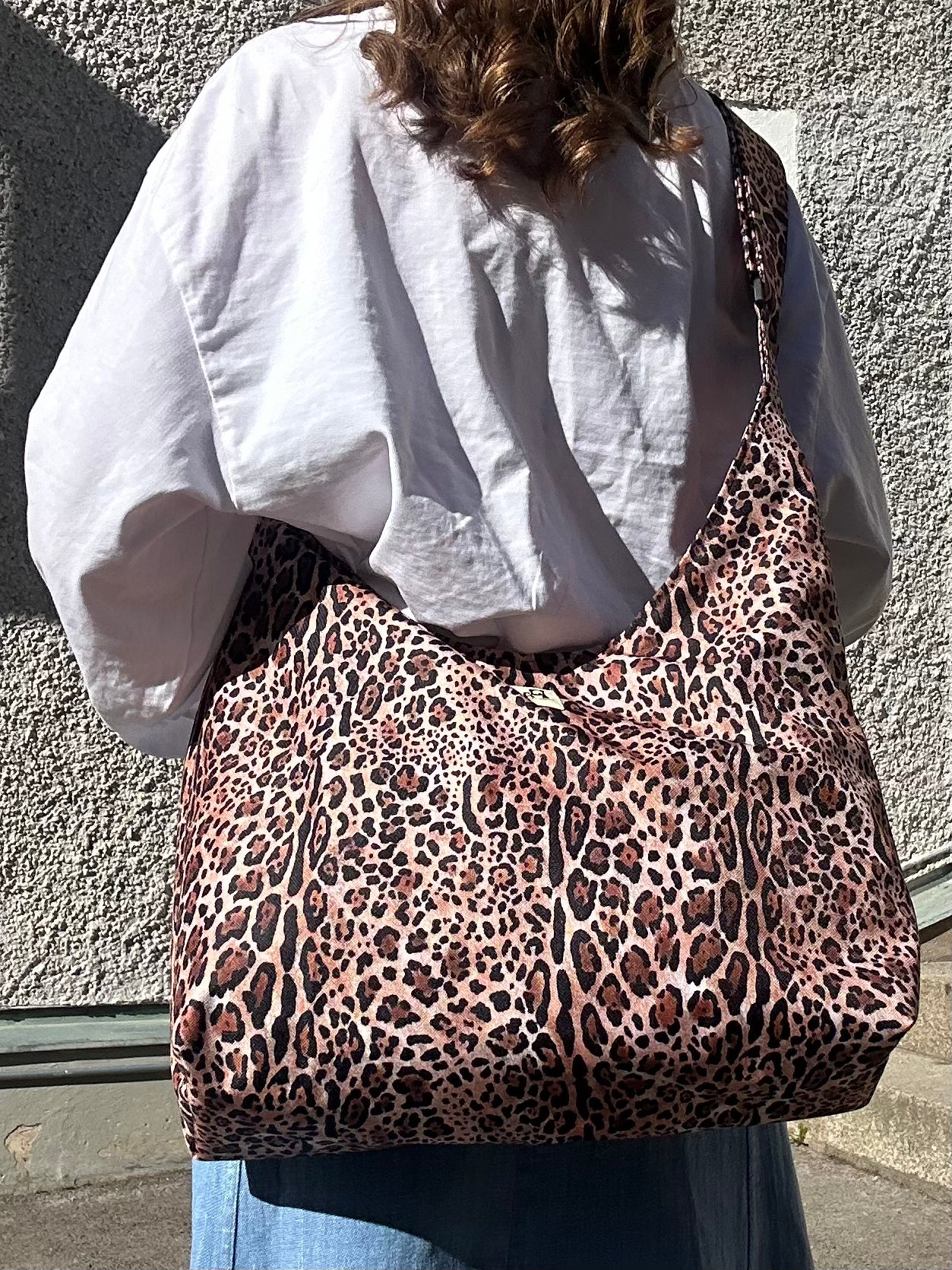 Crossbody Bag Large Leo med dragkedja och väskspänne